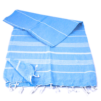 Ręcznik peshtemal jasnoniebieski w białe pasy z frędzlami