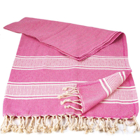 Ręcznik peshtemal różowy z kremowymi pasami i frędzlami